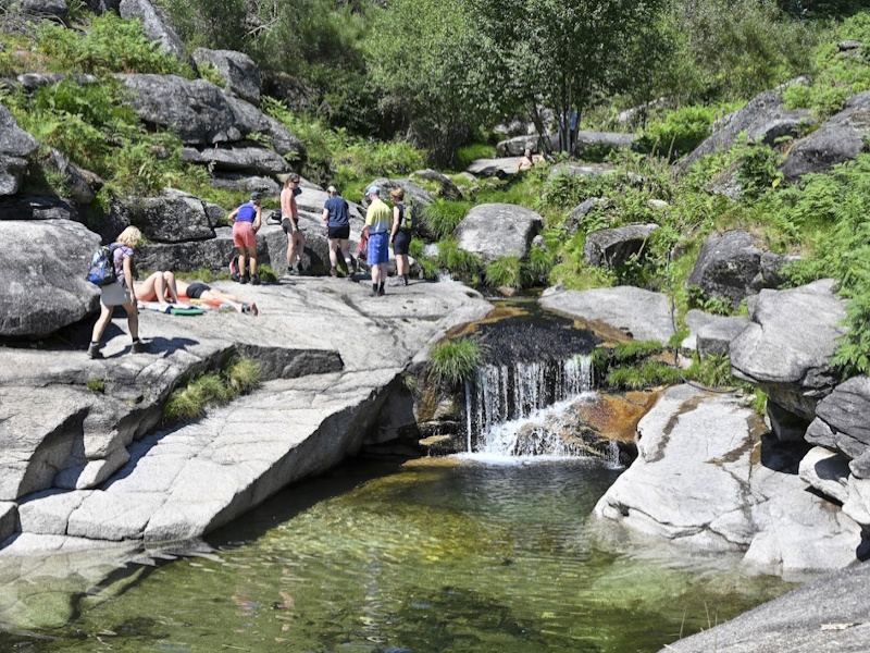 single-wandelreis-noord-portugal-earth-tracks-48 wandelaars bij rotsen en water in noord Portugal